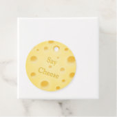 Étiquettes Cadeau Belle tranche de fromage jaune pâle sur mesure ron (En situation)