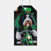Étiquettes-cadeau Bernedoodle Chien conduisant vélo St. Patrick's Da (Dos)