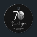 Étiquettes Cadeau Black 70th Birthday Merci Favor Tags<br><div class="desc">Ajoutez une touche personnelle à vos faveurs de fête avec cette étiquette de faveur personnalisable de 70e anniversaire ! Conçu pour rendre votre célébration d'étape plus spéciale, ce tag vous permet d'ajouter votre propre photo et de personnaliser le texte pour une conservation unique. Parfait pour s'attacher aux faveurs de la...</div>
