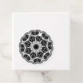 Étiquettes Cadeau Black and white floral mandala (En situation)