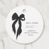 Étiquettes Cadeau Black Bow She's Tying the Knot Fête des mariées (Dos)
