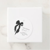 Étiquettes Cadeau Black Bow She's Tying the Knot Fête des mariées (En situation)