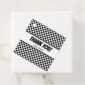Étiquettes Cadeau Black White Check Motif Racing thème Anniversaire (En situation)