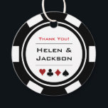 Étiquettes Cadeau Black White Poker Chips Merci Vegas Mariage<br><div class="desc">Se marier à Las Vegas ou une autre ville de casino amusante ? Ou avoir un mariage à thème casino ? Ces étiquettes de faveur blanches et noires ajouteraient parfaitement aux faveurs de vos invités. Personnalisez votre design avec vos noms en noir dans le centre, et une date mariage, merci,...</div>