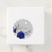 Étiquettes Cadeau bleu royal fleurs blanches argent feuilles (En situation)