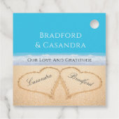 Étiquettes Cadeau Blue Beach Wedding 2 Coeurs dans le papier de sabl (Dos)