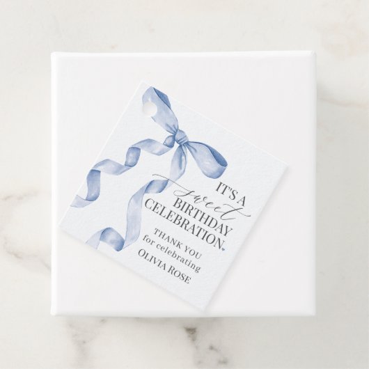 Étiquettes Cadeau Blue Coquette Bow Girl Birthday Party (En situation)