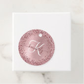 Étiquettes Cadeau Blush Pink Brushed Metal Glitter Monogram Name (En situation)
