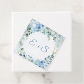 Étiquettes Cadeau Boho bleu fleuri eucalyptus & or nom initiales (En situation)