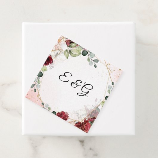 Étiquettes Cadeau Boho mariage à cadre fleuri bordeaux luxuriant (En situation)
