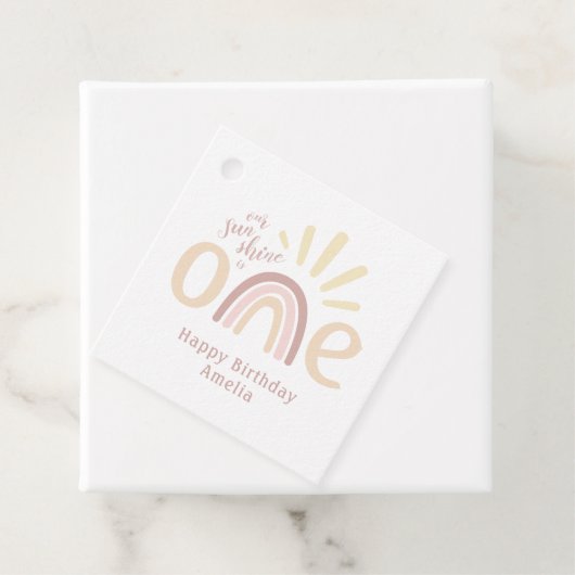Étiquettes Cadeau Boho Rainbow et Sunshine 1er anniversaire (En situation)