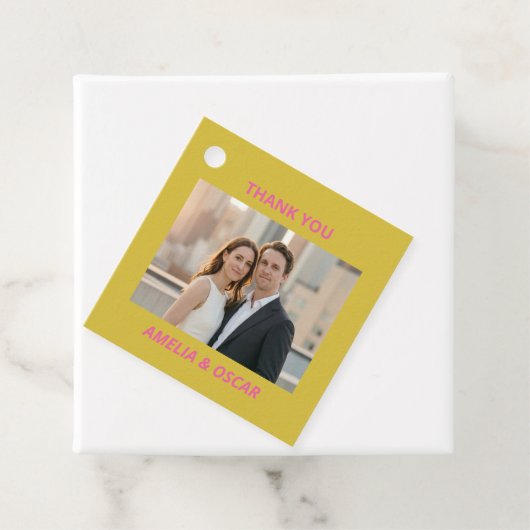 Étiquettes Cadeau Bold Pink Yellow Photo Wedding Modern Custom (En situation)