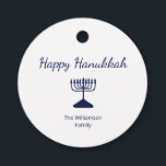 Étiquettes Cadeau Bonne Hanoukka Blue Menorah<br><div class="desc">Happy Hanoukka Holiday party faveur tag, avec une simple menorah bleue et une conception typographique script. Avec des lettres personnalisables en blanc, vous pouvez ajouter votre propre texte. Une excellente façon de célébrer avec des amis et des êtres chers.</div>
