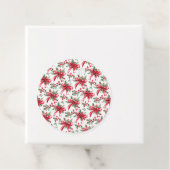 Étiquettes Cadeau Bouges de pin de Noël et Bow rouge (En situation)