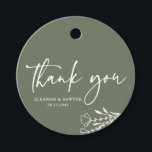 Étiquettes Cadeau Bouquet minimaliste Taupe Merci Mariage vert<br><div class="desc">Envoyez des remerciements avec ces étiquettes de remerciement personnalisables. Il dispose d'un bouquet floral minimaliste, d'un script manuscrit et d'une typographie simple. Personnalisez ces cartes de remerciements en ajoutant des noms et des messages. Ces cartes de remerciement vert taupe sont parfaites pour les mariages, baby showers, douches nuptiales, anniversaires, et...</div>