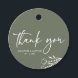 Étiquettes Cadeau Bouquet minimaliste Taupe Merci Mariage vert<br><div class="desc">Envoyez des remerciements avec ces étiquettes de remerciement personnalisables. Il dispose d'un bouquet floral minimaliste, d'un script manuscrit et d'une typographie simple. Personnalisez ces cartes de remerciements en ajoutant des noms et des messages. Ces cartes de remerciement vert taupe sont parfaites pour les mariages, baby showers, douches nuptiales, anniversaires, et...</div>