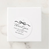 Étiquettes Cadeau Bow 1er anniversaire (En situation)