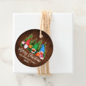 Étiquettes Cadeau Brosse Script Bois Aquarelle de Noël Gnomes (En situation)