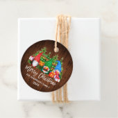 Étiquettes Cadeau Brush Script Noël Lumières Bois Gnomes (En situation)
