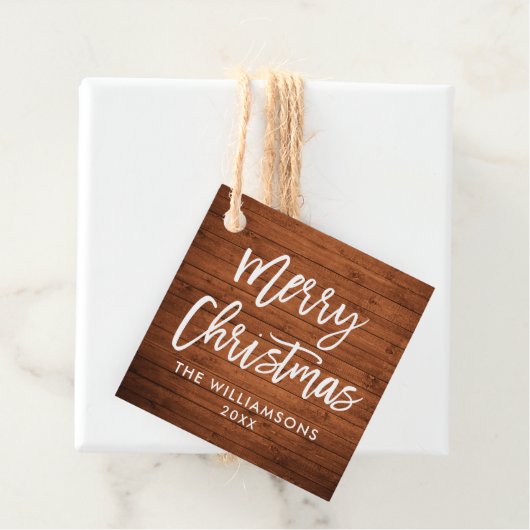 Étiquettes Cadeau Brush Script Rustique Carré de Noël en bois (En situation)