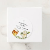 Étiquettes Cadeau Bubbles and Brews Shower Couple (En situation)