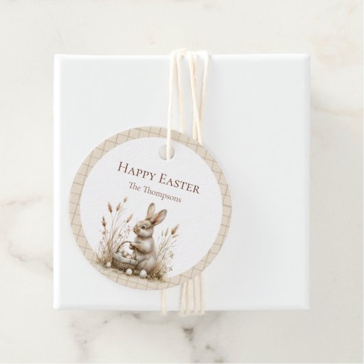Étiquettes Cadeau Bunny beige Boho de la fête de Pâques (En situation)