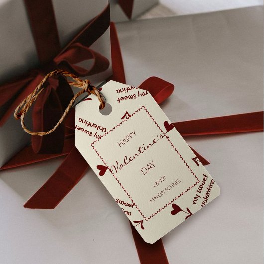 Étiquettes-cadeau Burgundy Script Hearts on Cream– Valentine Pattern
