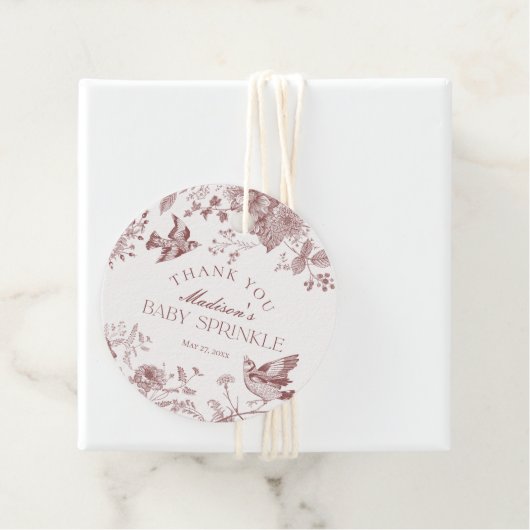 Étiquettes Cadeau Burgundy Toile De Jouy Floral Baby Sprinkle Favori (En situation)