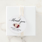 Étiquettes Cadeau Calligraphie Bourgogne Floral Mariage Merci (En situation)