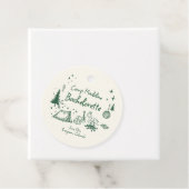 Étiquettes Cadeau Camp Bachelorette Camping Main Drag Écriture verte (En situation)