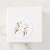 Étiquettes Cadeau Cascading Floral Monogram Crest Wedding (En situation)