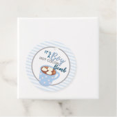 Étiquettes Cadeau C'est un Baby shower de garçon | Bombe de cacao ch (En situation)