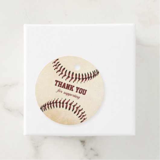 Étiquettes Cadeau Chaînes de baseball rustiques (En situation)