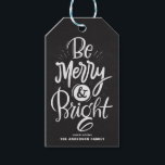 Étiquettes-cadeau Chalkboard Be Joyeux and Bright Letters Christmas<br><div class="desc">Soyez joyeux et lumineux. Balise cadeau de vacances personnalisable avec un script écrit à la main avec un arrière - plan faux tableau. Personnalisez en ajoutant des noms et des messages. Ce tag cadeau de Noël de calligraphie moderne et rustique est disponible dans une variété d'arrière - plans.</div>