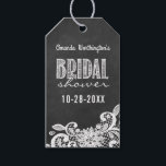 Étiquettes-cadeau Chalkboard Dentelle Fête des mariées Favoriser les<br><div class="desc">Balises cadeau Chalkboard Lace Fête des mariées Favor - présente un arrière - plan de tableau noir imprimé avec dentelle florale blanche en bas et des écrits élégants de craie. Voir la collection de dessins correspondant à toutes les caractéristiques sur cette page.</div>