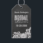 Étiquettes-cadeau Chalkboard Dentelle Fête des mariées Favoriser les<br><div class="desc">Balises cadeau Chalkboard Lace Fête des mariées Favor - présente un arrière - plan de tableau noir imprimé avec dentelle florale blanche en bas et des écrits élégants de craie. Voir la collection de dessins correspondant à toutes les caractéristiques sur cette page.</div>