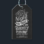 Étiquettes-cadeau Chalkboard Oh Holy Night Letters Noël Carol<br><div class="desc">Oh,  la nuit sainte,  les étoiles brillent. Balise cadeau de vacances personnalisable avec un script écrit à la main avec un arrière - plan faux tableau. Personnalisez en ajoutant des noms et des messages. Ce script rustique marque cadeau de Noël est disponible dans une variété d'arrière - plans.</div>