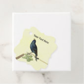 Étiquettes Cadeau Chant Blackbird sur Branche Caterpillar sur Jaune (En situation)