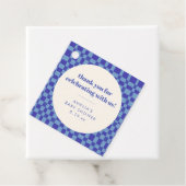 Étiquettes Cadeau Checkerboard Blue Custom Baby Shower Thank You (En situation)