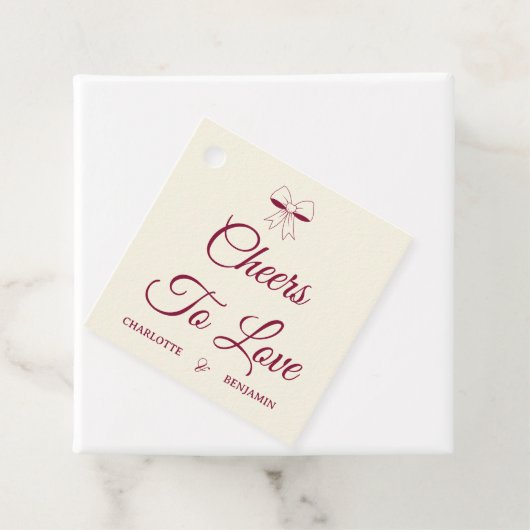 Étiquettes Cadeau Cheers To Love Burgundy Script Ivory Bow Wedding (En situation)
