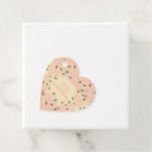 Étiquettes Cadeau Chic Fleurs en forme de coeur (En situation)