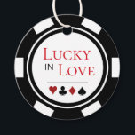 Étiquettes Cadeau Chic Lucky In Love Black White Poker Chip Mariage<br><div class="desc">Se marier à Las Vegas ou une autre ville de casino amusante ? Ou avoir un mariage à thème casino ? Ces élégantes étiquettes "Lucky in Love" blanches et noires rendraient un complément parfait aux faveurs de vos invités. Personnalisez votre design avec vos noms en noir dans le centre, et...</div>