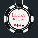 Étiquettes Cadeau Chic Lucky In Love Black White Poker Chip Mariage<br><div class="desc">Se marier à Las Vegas ou une autre ville de casino amusante ? Ou avoir un mariage à thème casino ? Ces élégantes étiquettes "Lucky in Love" blanches et noires rendraient un complément parfait aux faveurs de vos invités. Personnalisez votre design avec vos noms en noir dans le centre, et...</div>