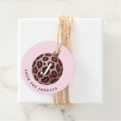Étiquettes Cadeau Christmas Wreath Leopard Crest Monogram  (En situation)
