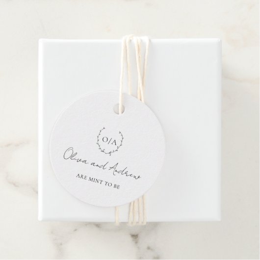 Étiquettes Cadeau Cimetière à couronne classique Monogramme Mariage  (En situation)