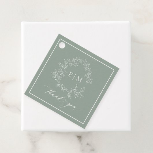 Étiquettes Cadeau Cimier vert de Sage moderne Monogramme Mariage Fav (En situation)