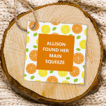 Étiquettes Cadeau Citron et Fête des mariées Mariage orange Squeeze<br><div class="desc">Ces étiquettes cadeaux gaies ont un arrière - plan coloré de citrons,  d'oranges et de raisins. Ils peuvent être personnalisés avec votre texte.</div>