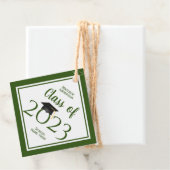 Étiquettes Cadeau Classe de 2023 Elégant Forest Green Graduation (En situation)