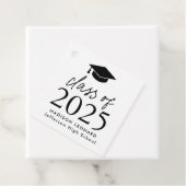 Étiquettes Cadeau Classe moderne de 2024 Black Script Graduation (En situation)