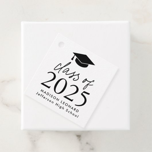 Étiquettes Cadeau Classe moderne de 2024 Black Script Graduation (En situation)